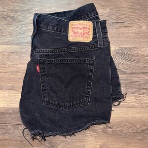 Black Levi’s shorts 28
